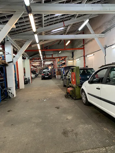 Intérieur de l'atelier de carrosserie