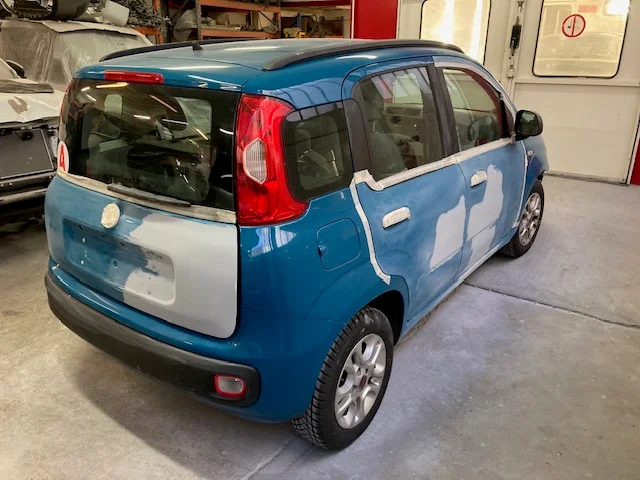 Véhicule en préparation carrosserie avant peinture