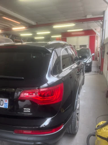 Véhicule devant la cabine de peinture
